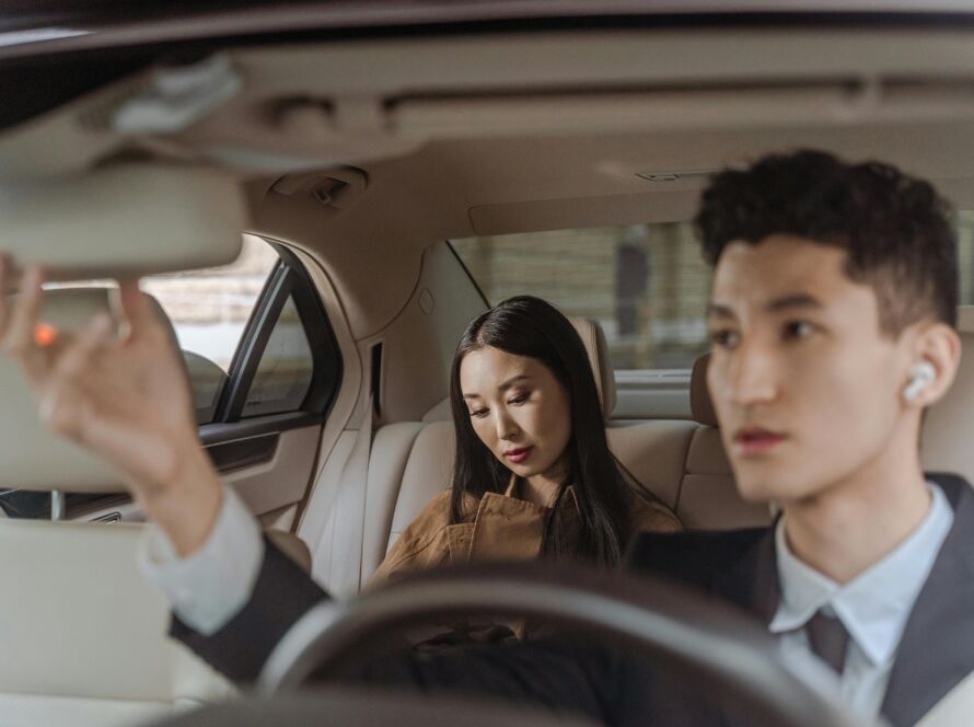 Geschäftsmann im Fahrzeug beim Firmentransfer